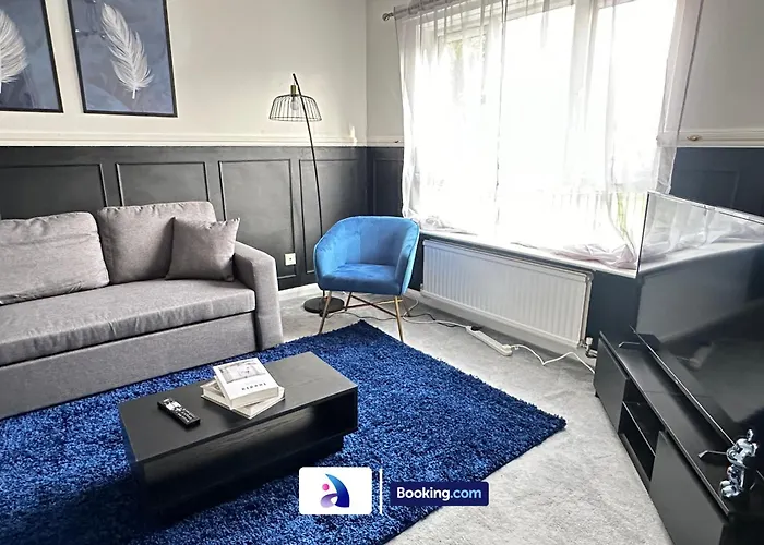 Discounted - 3-Bed Home By Avalora Short Lets & Serviced Accommodation Old Trafford With Pool & Tennis Table - Driveway