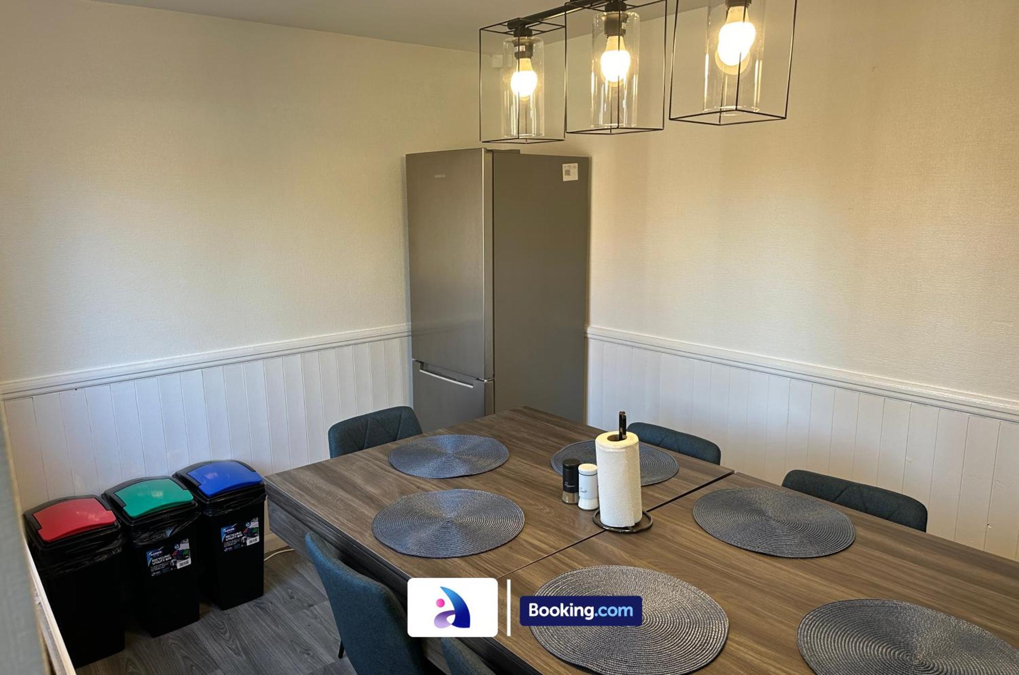 Discounted - 3-bed By Avalora Short Lets & Serviced Old Trafford With Pool & Tennis Table - Driveway Сasa de vacaciones *