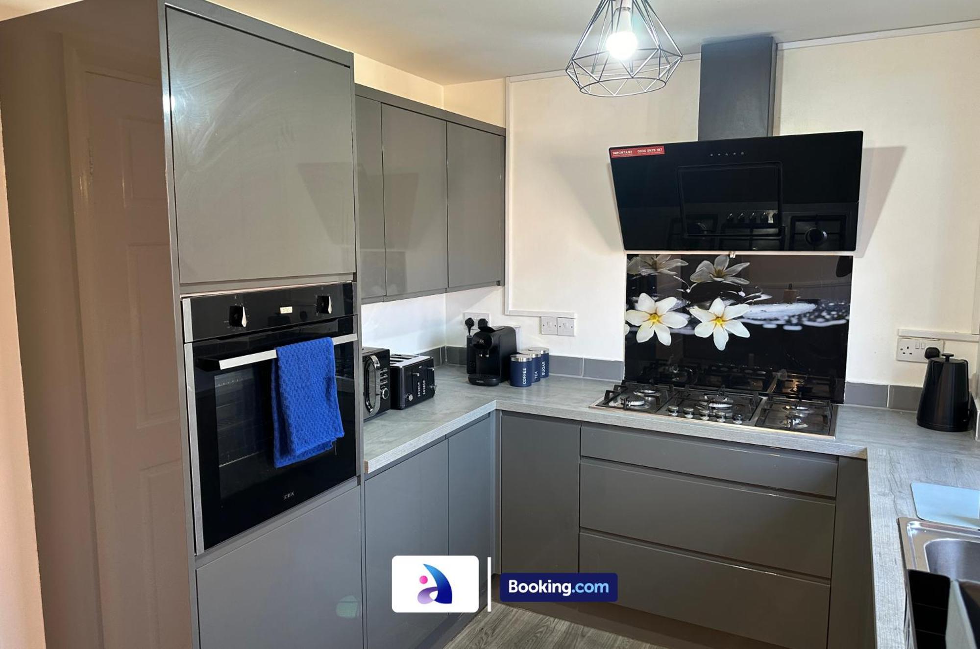 Discounted - 3-bed By Avalora Short Lets & Serviced Old Trafford With Pool & Tennis Table - Driveway Сasa de vacaciones *
