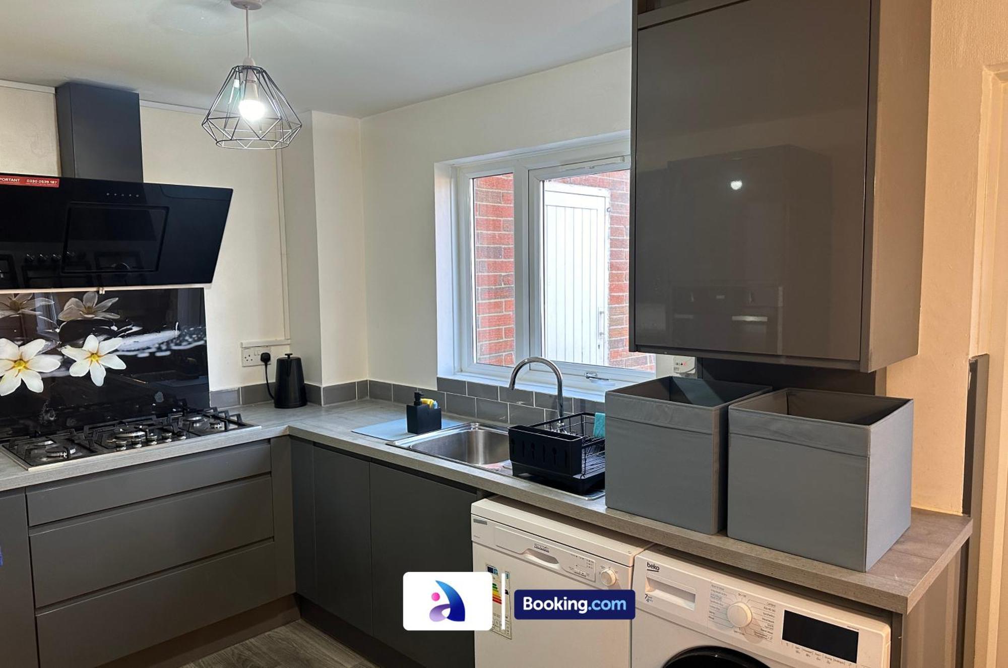 Сasa de vacaciones Discounted - 3-bed By Avalora Short Lets & Serviced Old Trafford With Pool & Tennis Table - Driveway *