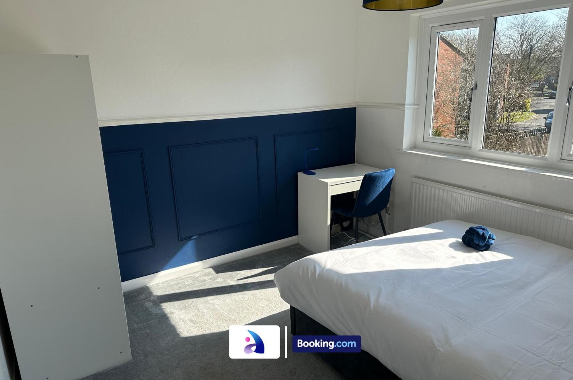 Discounted - 3-bed By Avalora Short Lets & Serviced Old Trafford With Pool & Tennis Table - Driveway Mánchester
