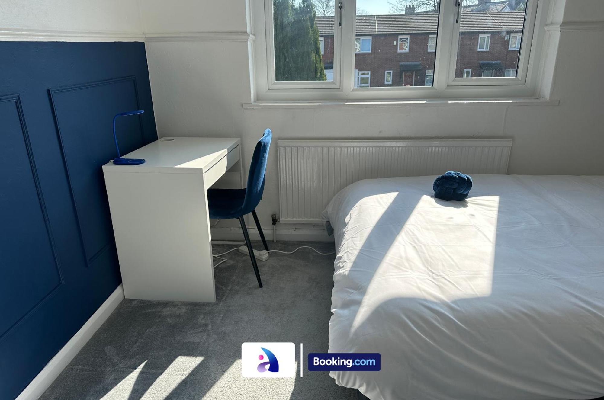 Сasa de vacaciones Discounted - 3-bed By Avalora Short Lets & Serviced Old Trafford With Pool & Tennis Table - Driveway